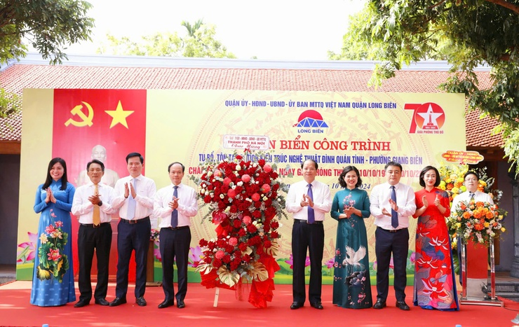 Quận Long Biên gắn biển công trình tu bổ, tôn tạo Di tích kiến trúc nghệ thuật đình Quán Tình- Ảnh 1.