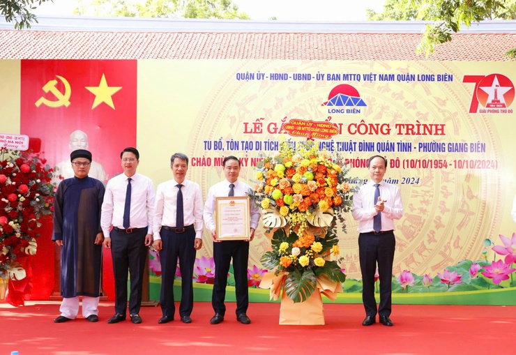 Quận Long Biên gắn biển công trình tu bổ, tôn tạo Di tích kiến trúc nghệ thuật đình Quán Tình- Ảnh 2.