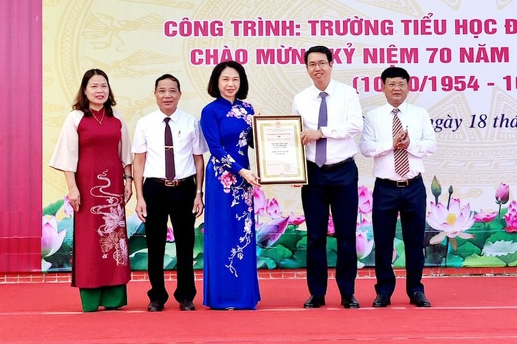 Huyện Hoài Đức gắn biển công trình chào mừng kỷ niệm 70 năm Ngày Giải phóng Thủ đô- Ảnh 2.