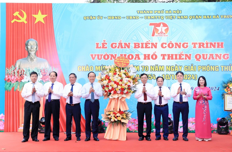 Gắn biển công trình cấp Thành phố Vườn hoa hồ Thiền Quang- Ảnh 4.