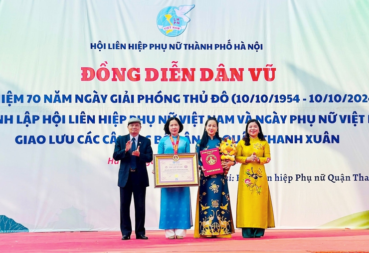 Gần 73 nghìn phụ nữ Thủ đô tham gia đồng diễn dân vũ với áo dài- Ảnh 3.