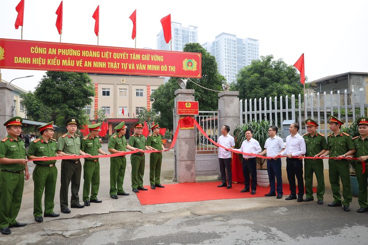 Quận Hoàng Mai gắn biển "Công an phường kiểu mẫu về an ninh trật tự và văn minh đô thị"- Ảnh 2.