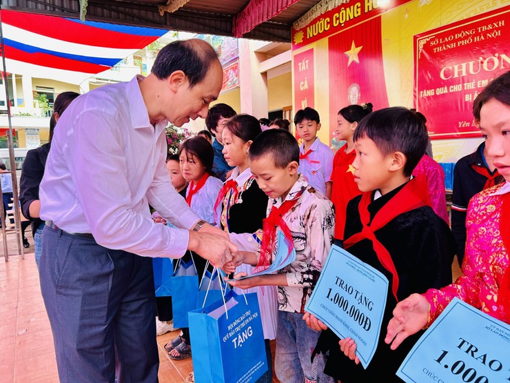 Ngành LĐTB&XH Hà Nội tặng quà cho trẻ em Hà Giang bị ảnh hưởng sau bão số 3- Ảnh 3.