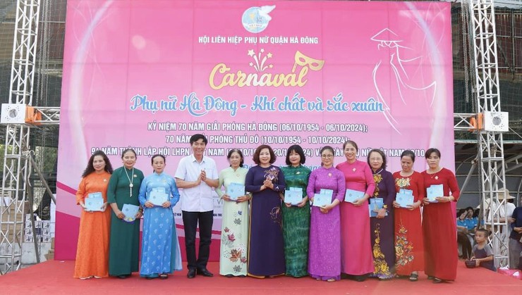 Gần 2.000 phụ nữ tham gia Carnaval “Phụ nữ Hà Đông - Khí chất và sắc xuân”- Ảnh 1.