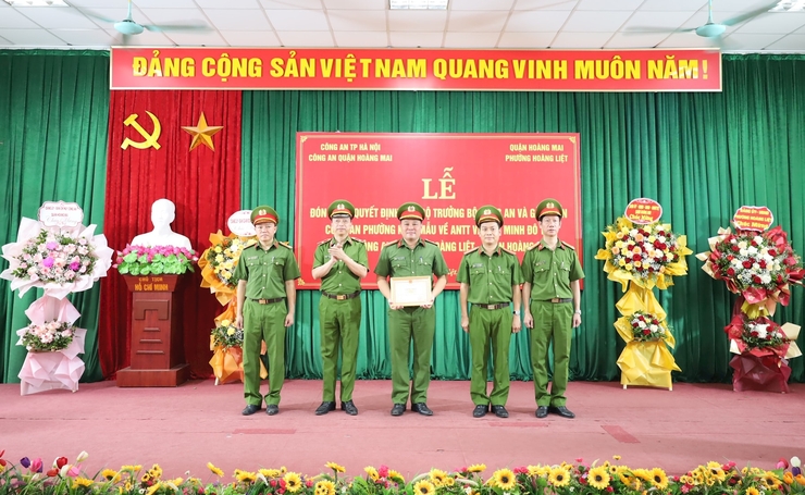 Quận Hoàng Mai gắn biển "Công an phường kiểu mẫu về an ninh trật tự và văn minh đô thị"- Ảnh 1.