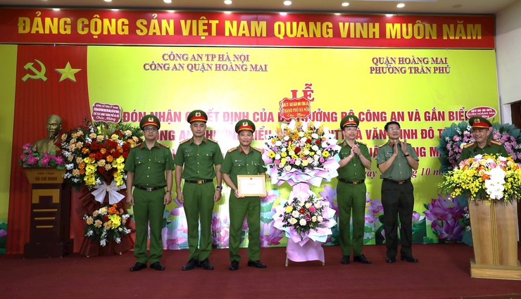 Quận Hoàng Mai gắn biển "Công an phường kiểu mẫu về an ninh trật tự và văn minh đô thị"- Ảnh 4.