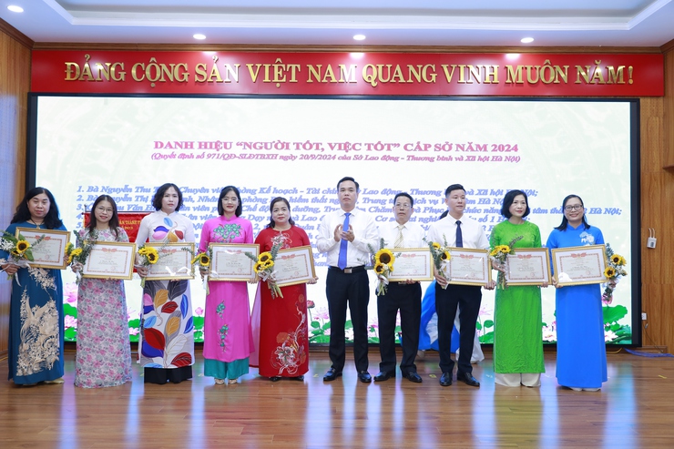 Ngành Lao động - Thương binh và Xã hội Thủ đô khen thưởng nhiều gương điển hình tiên tiến, “Người tốt, việc tốt”- Ảnh 3.