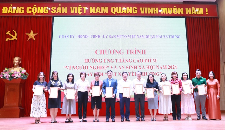 Quận Hai Bà Trưng tiếp nhận hơn 1,121 tỷ đồng ủng hộ Quỹ "Vì người nghèo"- Ảnh 3.