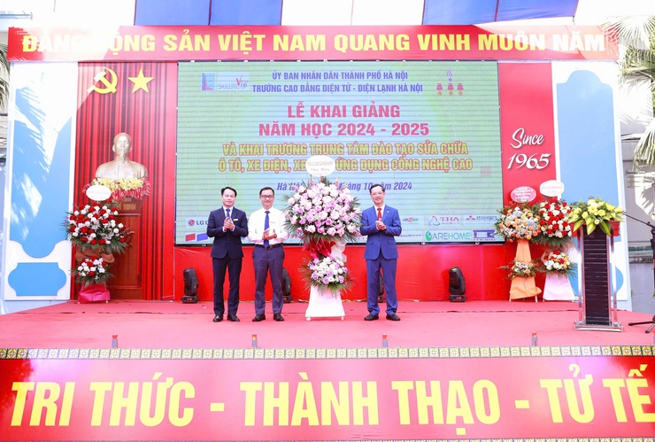 Trường Cao đẳng Điện tử - Điện lạnh Hà Nội đón chào tân học sinh, sinh viên- Ảnh 1.