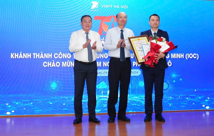 Gắn biển Trung tâm Điều hành thông minh IOC VNPT Hà Nội chào mừng kỷ niệm 70 năm Ngày Giải phóng Thủ đô- Ảnh 1.