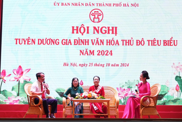 Tuyên dương Gia đình văn hóa Thủ đô tiêu biểu năm 2024- Ảnh 4.