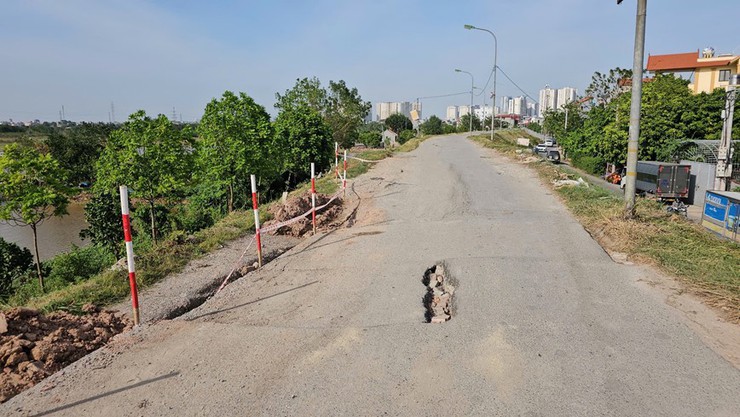 Tạm cấm phương tiện di chuyển trên đê Yên Nghĩa do xuất hiện sụt lún- Ảnh 2.