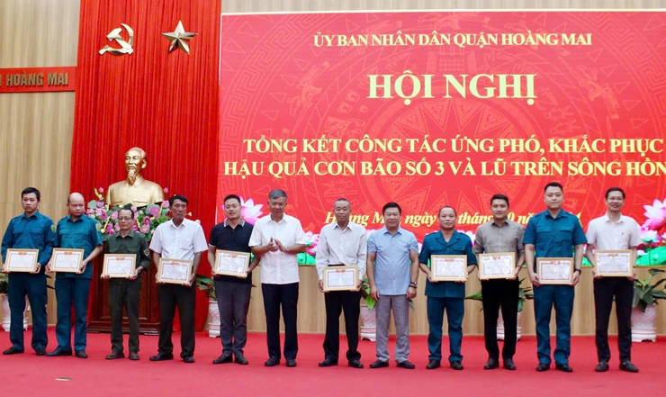 Quận Hoàng Mai: Khen thưởng 54 tập thể, 95 cá nhân có thành tích xuất sắc trong khắc phục hậu quả Bão số 3- Ảnh 3.