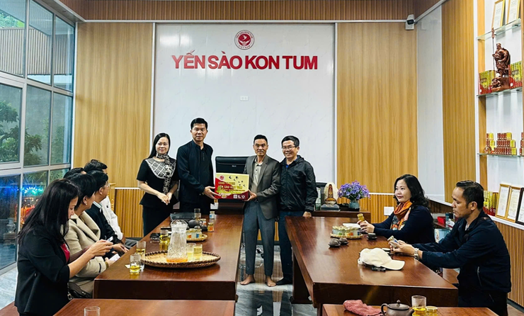 Đoàn công tác của Hội Nông dân thành phố Hà Nội dâng hương tại Di tích lịch sử quốc gia Ngục Kon Tum- Ảnh 1.