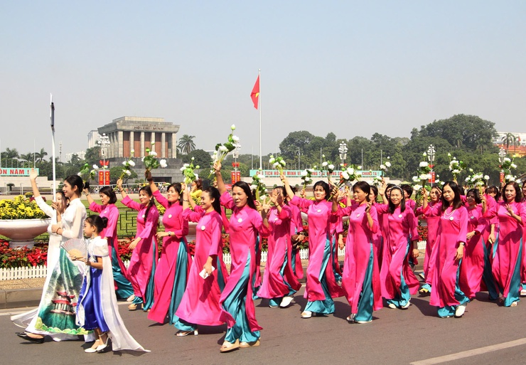 Carnaval Áo dài Phụ nữ Thủ đô hội nhập và phát triển: Duyên dáng Áo dài Hà Nội- Ảnh 3.