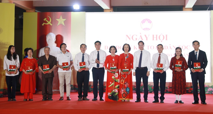 Đồng chí Phùng Thị Hồng Hà dự Ngày hội Đại đoàn kết toàn dân tộc Liên Tổ dân phố 32, 33 phường Hoàng Văn Thụ- Ảnh 6.