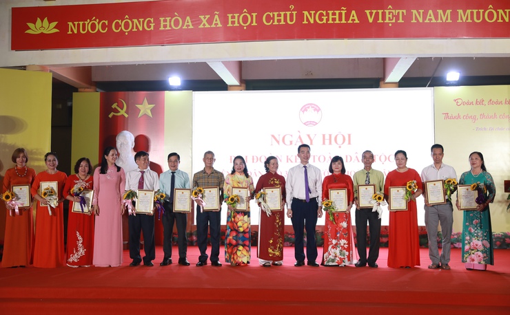 Đồng chí Phùng Thị Hồng Hà dự Ngày hội Đại đoàn kết toàn dân tộc Liên Tổ dân phố 32, 33 phường Hoàng Văn Thụ- Ảnh 8.