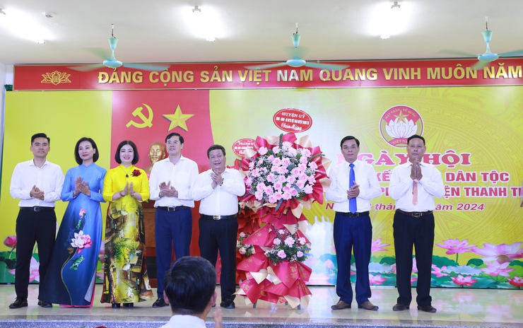 Phó Chủ tịch UBND Thành phố Hà Minh Hải chung vui Ngày hội Đại đoàn kết toàn dân tộc tại Thôn 1, xã Vạn Phúc, huyện Thanh Trì- Ảnh 3.