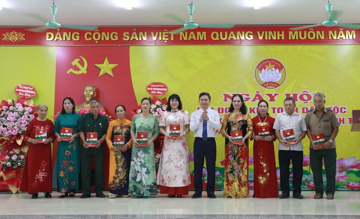 Phó Chủ tịch UBND Thành phố Hà Minh Hải chung vui Ngày hội Đại đoàn kết toàn dân tộc tại Thôn 1, xã Vạn Phúc, huyện Thanh Trì- Ảnh 7.