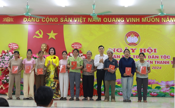 Phó Chủ tịch UBND Thành phố Hà Minh Hải chung vui Ngày hội Đại đoàn kết toàn dân tộc tại Thôn 1, xã Vạn Phúc, huyện Thanh Trì- Ảnh 9.