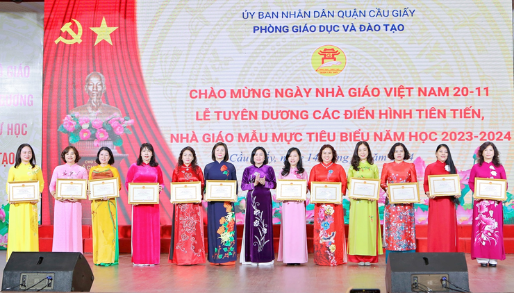 Quận Cầu Giấy tuyên dương điển hình tiên tiến, nhà giáo mẫu mực- Ảnh 1.