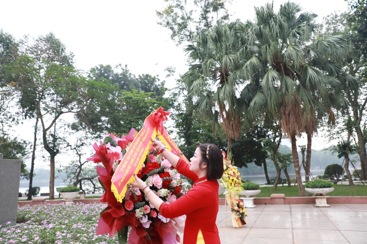 Đoàn đại biểu Ủy ban MTTQ Việt Nam huyện Thanh Trì dâng hoa tại Tượng đài Bác Hồ - Bác Tôn- Ảnh 1.