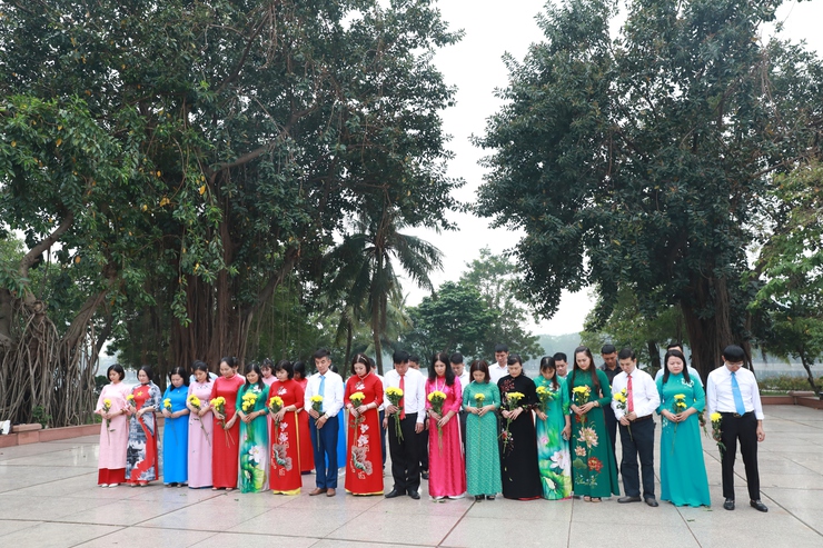 Đoàn đại biểu Ủy ban MTTQ Việt Nam huyện Thanh Trì dâng hoa tại Tượng đài Bác Hồ - Bác Tôn- Ảnh 2.