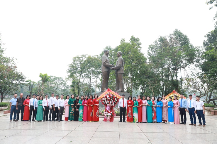 Đoàn đại biểu Ủy ban MTTQ Việt Nam huyện Thanh Trì dâng hoa tại Tượng đài Bác Hồ - Bác Tôn- Ảnh 3.