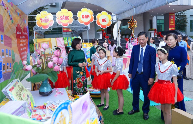 Quận Tây Hồ tuyên dương các điển hình tiên tiến, nhà giáo tiêu biểu- Ảnh 2.