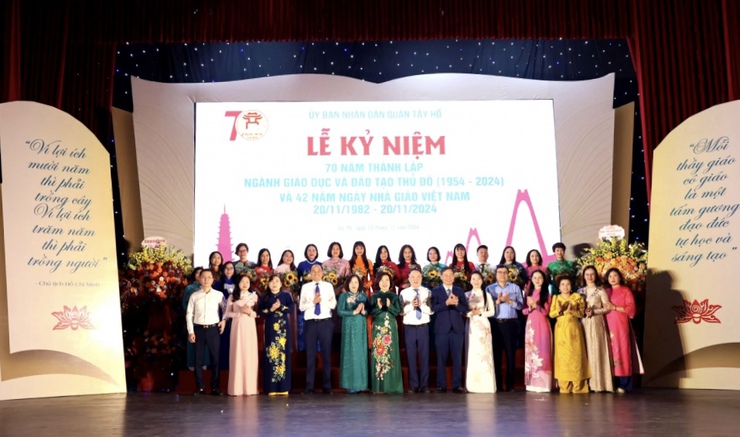 Quận Tây Hồ tuyên dương các điển hình tiên tiến, nhà giáo tiêu biểu- Ảnh 1.