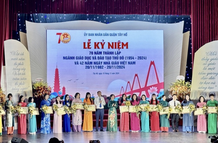 Quận Tây Hồ tuyên dương các điển hình tiên tiến, nhà giáo tiêu biểu- Ảnh 4.