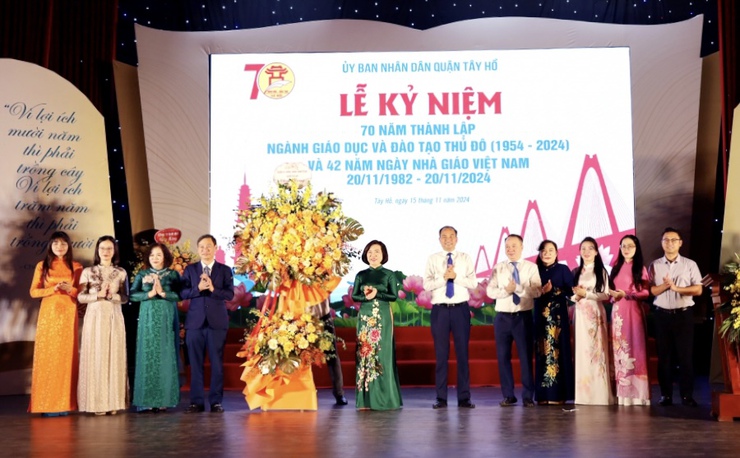 Quận Tây Hồ tuyên dương các điển hình tiên tiến, nhà giáo tiêu biểu- Ảnh 3.