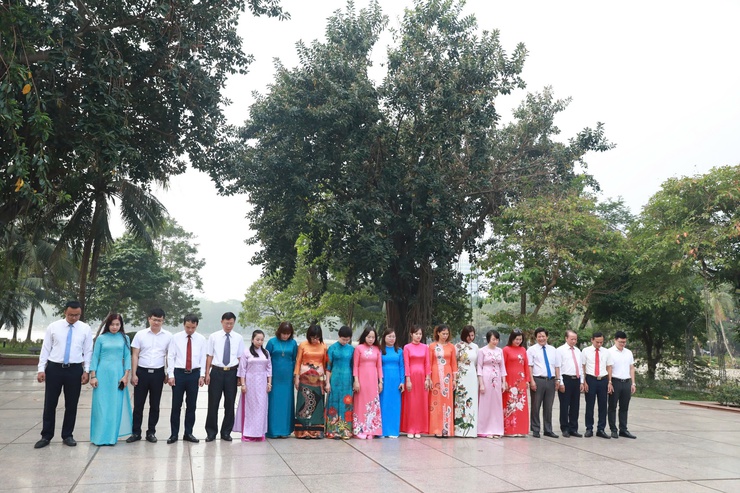 Đoàn đại biểu Ủy ban MTTQ Việt Nam quận Hai Bà Trưng dâng hoa tại Tượng đài Bác Hồ - Bác Tôn- Ảnh 1.