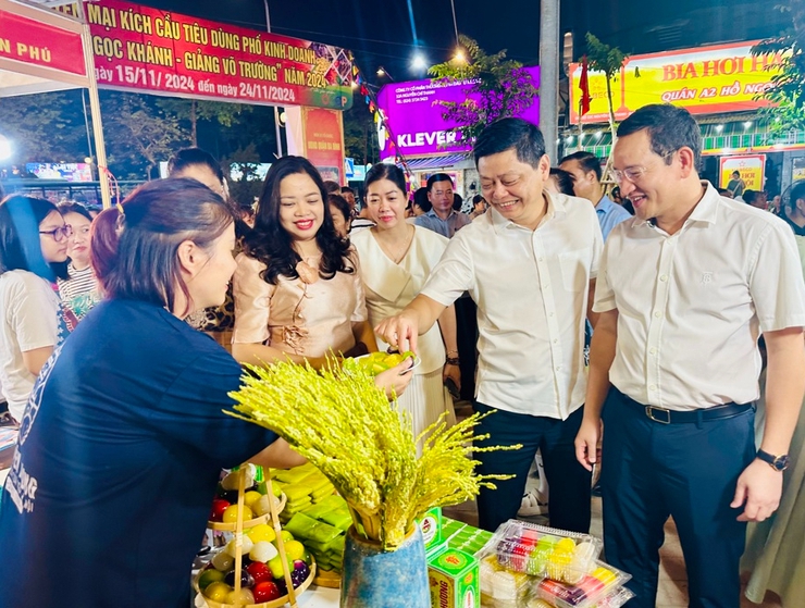 Quận Ba Đình: Khai mạc Tuần lễ khuyến mãi kích cầu tiêu dùng phố kinh doanh dịch vụ Ngọc Khánh- Ảnh 1.
