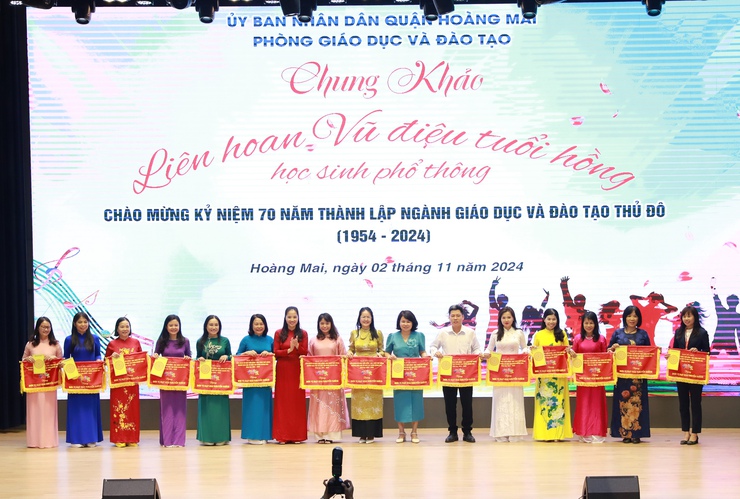 Ấn tượng Chung khảo "Liên hoan vũ điệu tuổi hồng" quận Hoàng Mai, lần thứ I- Ảnh 6.