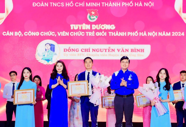 Tuyên dương 24 cán bộ công chức, viên chức trẻ xuất sắc năm 2024- Ảnh 2.
