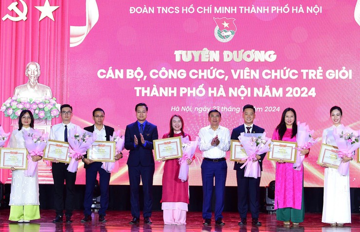 Tuyên dương 24 cán bộ công chức, viên chức trẻ xuất sắc năm 2024- Ảnh 3.