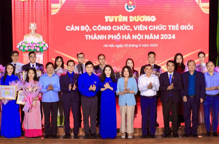 Tuyên dương 24 cán bộ công chức, viên chức trẻ xuất sắc năm 2024- Ảnh 4.