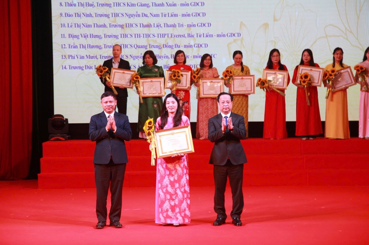Hà Nội khen thưởng 180 giáo viên dạy giỏi cấp trung học cơ sở năm 2024- Ảnh 1.