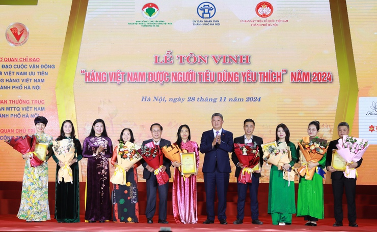 Tôn vinh 150 sản phẩm hàng Việt được người tiêu dùng yêu thích năm 2024- Ảnh 3.