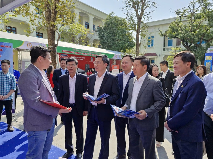 Huyện Quốc Oai: Phát động toàn dân tham gia các hoạt động chuyển đổi số gắn với cải cách hành chính- Ảnh 1.
