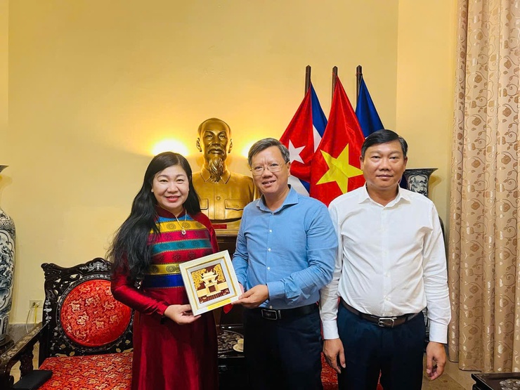 Đoàn đại biểu Thành phố Hà Nội dâng hoa Tượng đài Hồ Chí Minh tại Thủ đô La Habana (Cuba)- Ảnh 1.