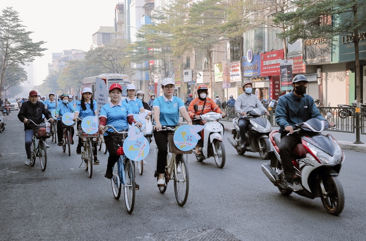 Phụ nữ Thủ đô đạp xe lan tỏa thông điệp phòng, chống HIV/AIDS- Ảnh 2.