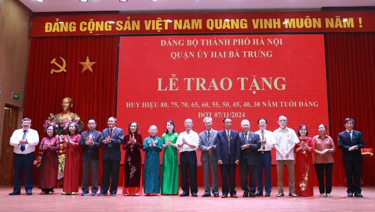 320 đảng viên quận Hai Bà Trưng được trao tặng Huy hiệu Đảng đợt 7/11/2024- Ảnh 4.