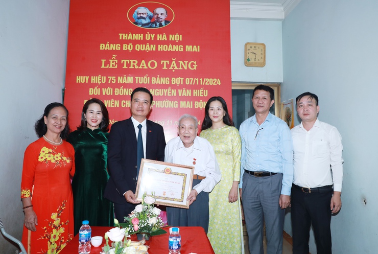 Bí thư Quận ủy Hoàng Mai Nguyễn Xuân Linh trao Huy hiệu 75 năm tuổi Đảng tặng đảng viên Nguyễn Văn Hiếu- Ảnh 1.