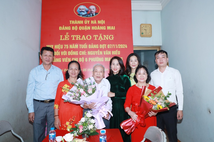 Bí thư Quận ủy Hoàng Mai Nguyễn Xuân Linh trao Huy hiệu 75 năm tuổi Đảng tặng đảng viên Nguyễn Văn Hiếu- Ảnh 5.