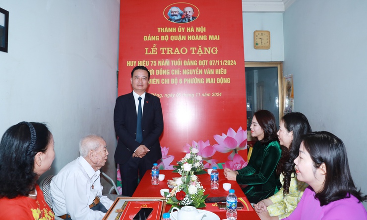 Bí thư Quận ủy Hoàng Mai Nguyễn Xuân Linh trao Huy hiệu 75 năm tuổi Đảng tặng đảng viên Nguyễn Văn Hiếu- Ảnh 3.