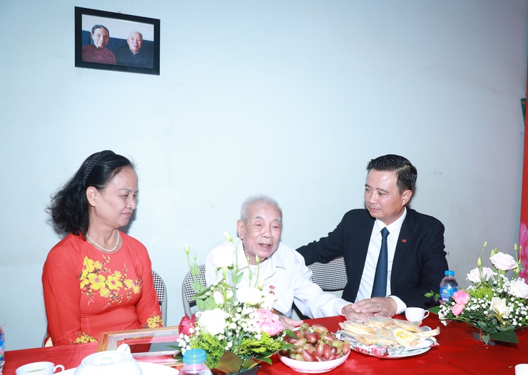 Bí thư Quận ủy Hoàng Mai Nguyễn Xuân Linh trao Huy hiệu 75 năm tuổi Đảng tặng đảng viên Nguyễn Văn Hiếu- Ảnh 4.