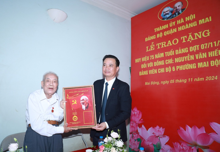 Bí thư Quận ủy Hoàng Mai Nguyễn Xuân Linh trao Huy hiệu 75 năm tuổi Đảng tặng đảng viên Nguyễn Văn Hiếu- Ảnh 2.