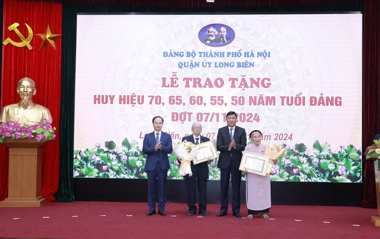 Quận ủy Long Biên trao tặng Huy hiệu Đảng đợt 7/11/2024- Ảnh 2.